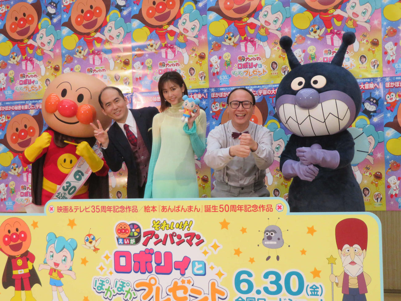 アニメ映画「それいけ！　アンパンマン　ロボリィとぽかぽかプレゼント」公開アフレコに参加した、トレンディエンジェル斎藤司、桐谷美玲、たかし（撮影・村上幸将）