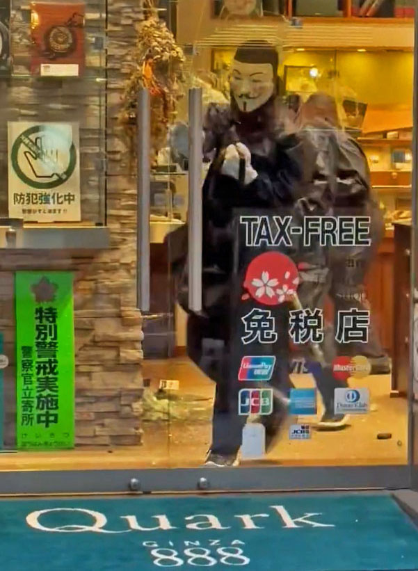 8日、東京・銀座のロレックス専門店に強盗に押し入った仮面姿の人（目撃者提供＝共同）