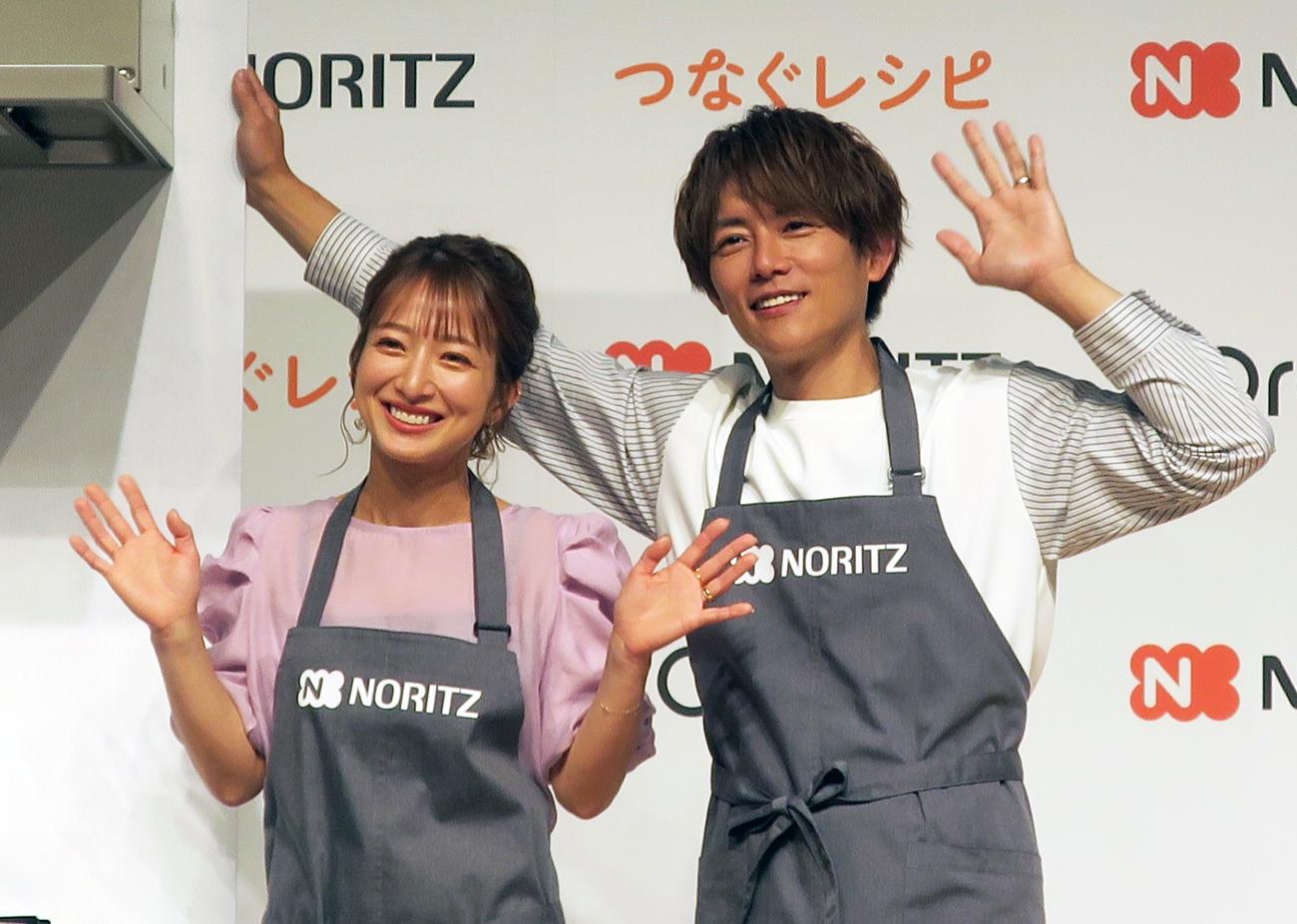 「NORITZ For2030」新商品発表会に夫婦で登場した辻希美（左）、杉浦太陽（右）