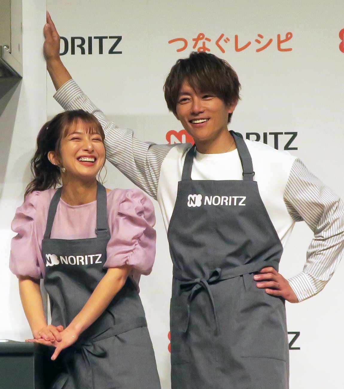 「NORITZ For2030」新商品発表会に夫婦で登場した辻希美（左）、杉浦太陽（右）