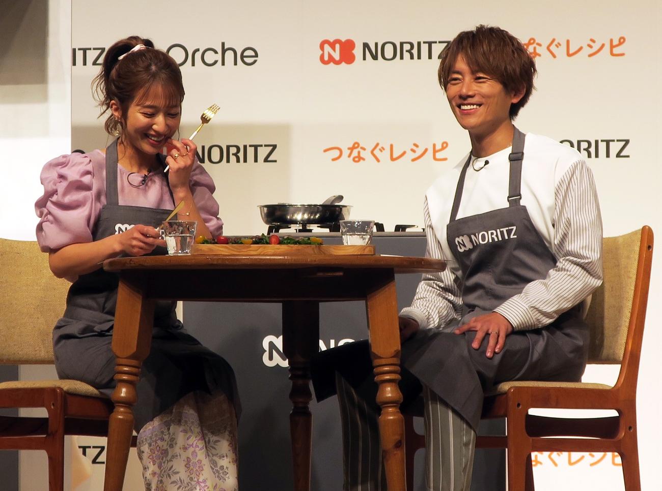 「NORITZ For2030」新商品発表会に夫婦で登場した辻希美（左）、杉浦太陽（右）