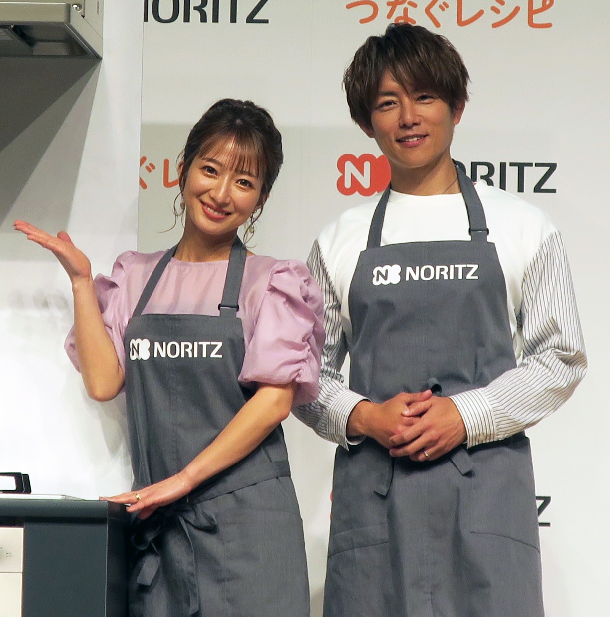 「NORITZ For2030」新商品発表会に夫婦で登場した辻希美（左）、杉浦太陽（右）