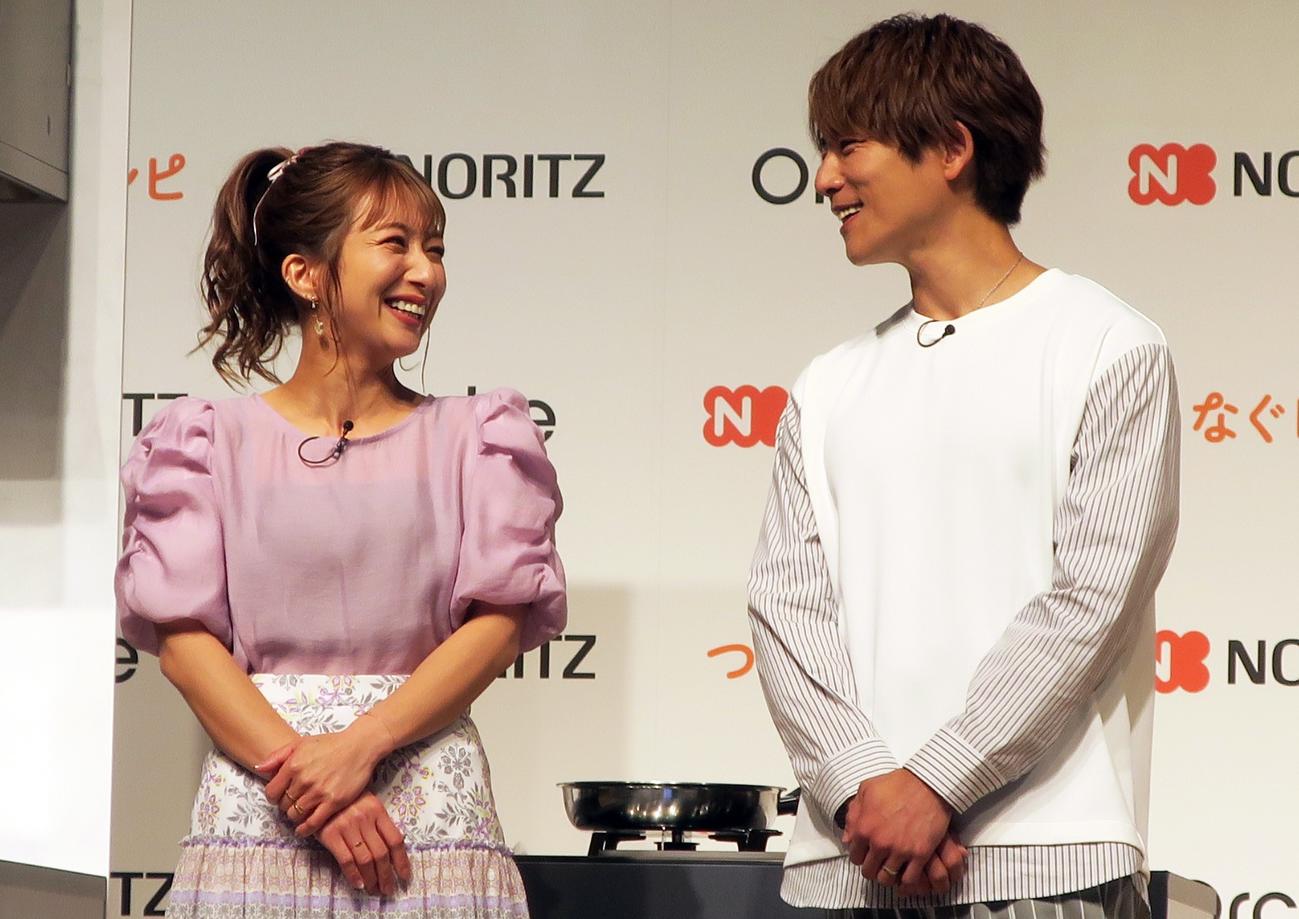 「NORITZ For2030」新商品発表会に夫婦で登場した辻希美（左）、杉浦太陽（右）