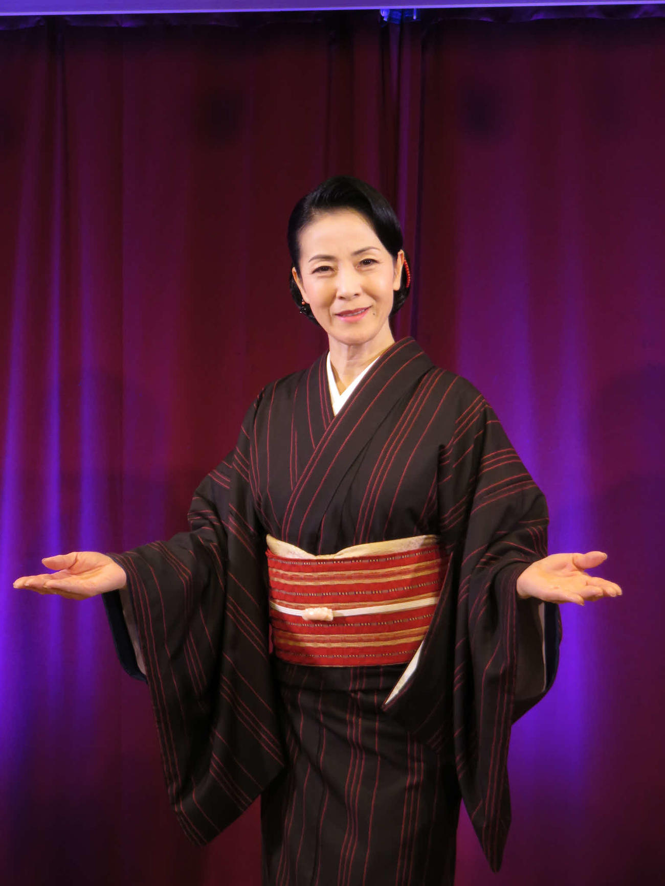 ファンの前で新曲イベントを行った坂本冬美