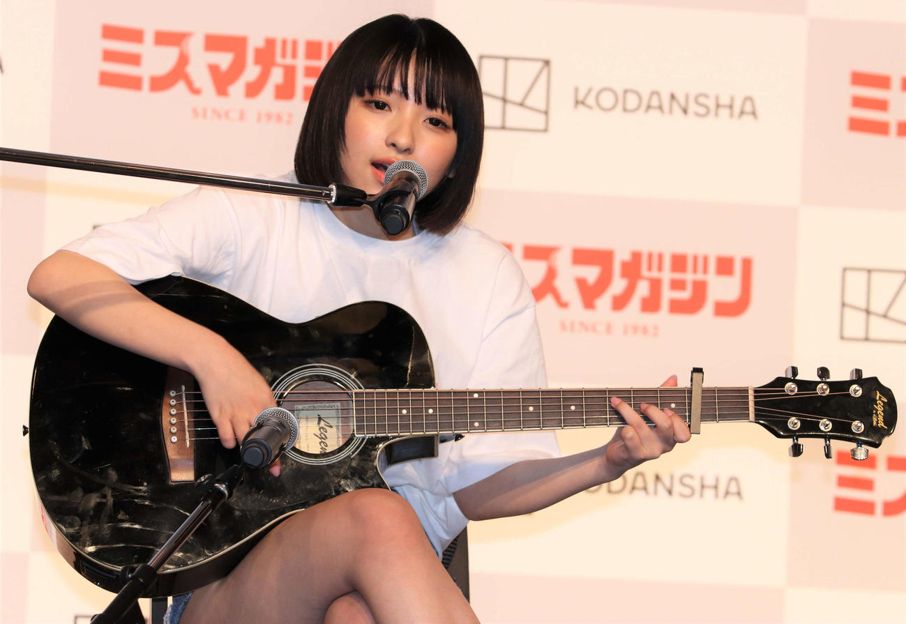 「ミスマガジン2023ベスト16お披露目イベント」で特技を披露する一ノ瀬瑠菜（撮影・玉利朱音）