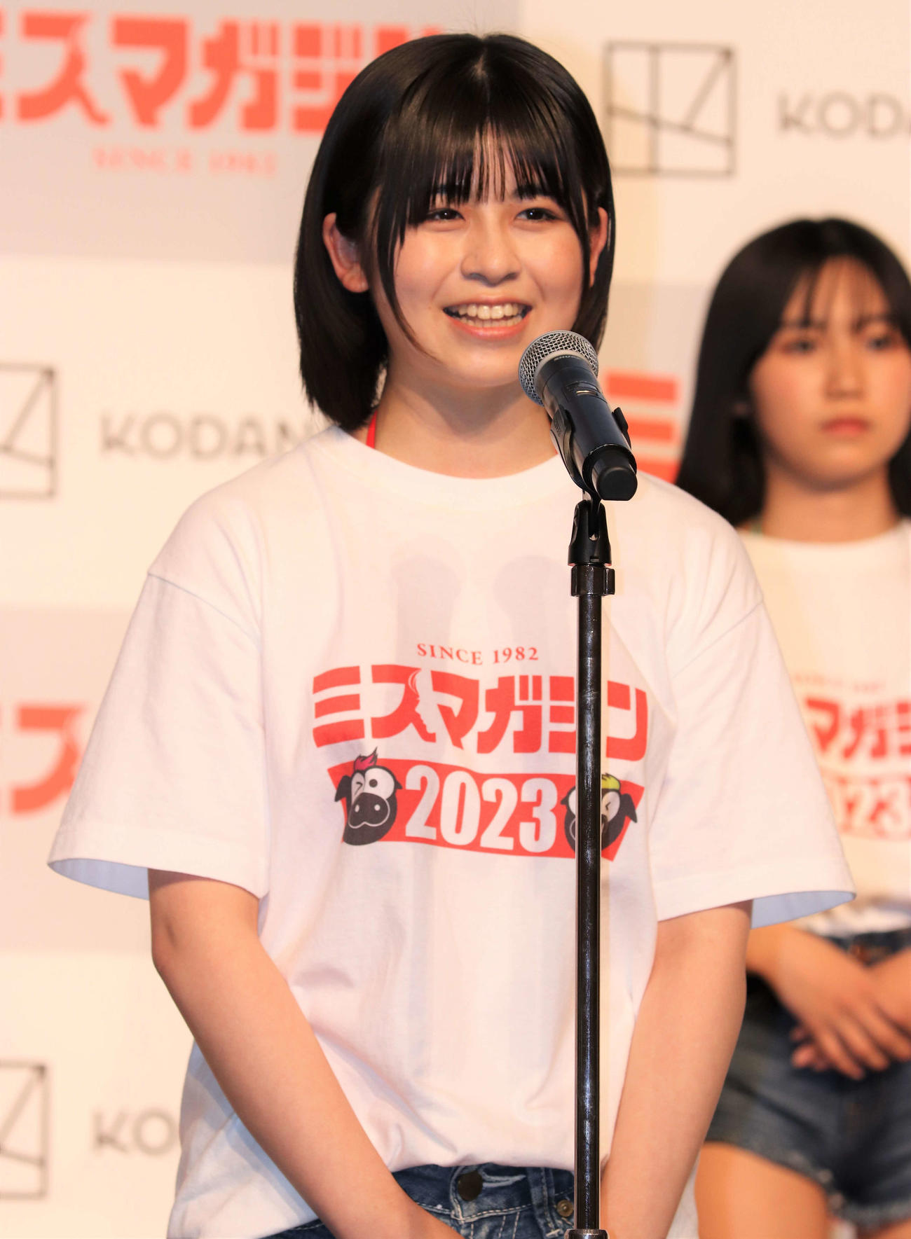 「ミスマガジン2023ベスト16お披露目イベント」に登壇し自己PRする薙八千流（撮影・玉利朱音）