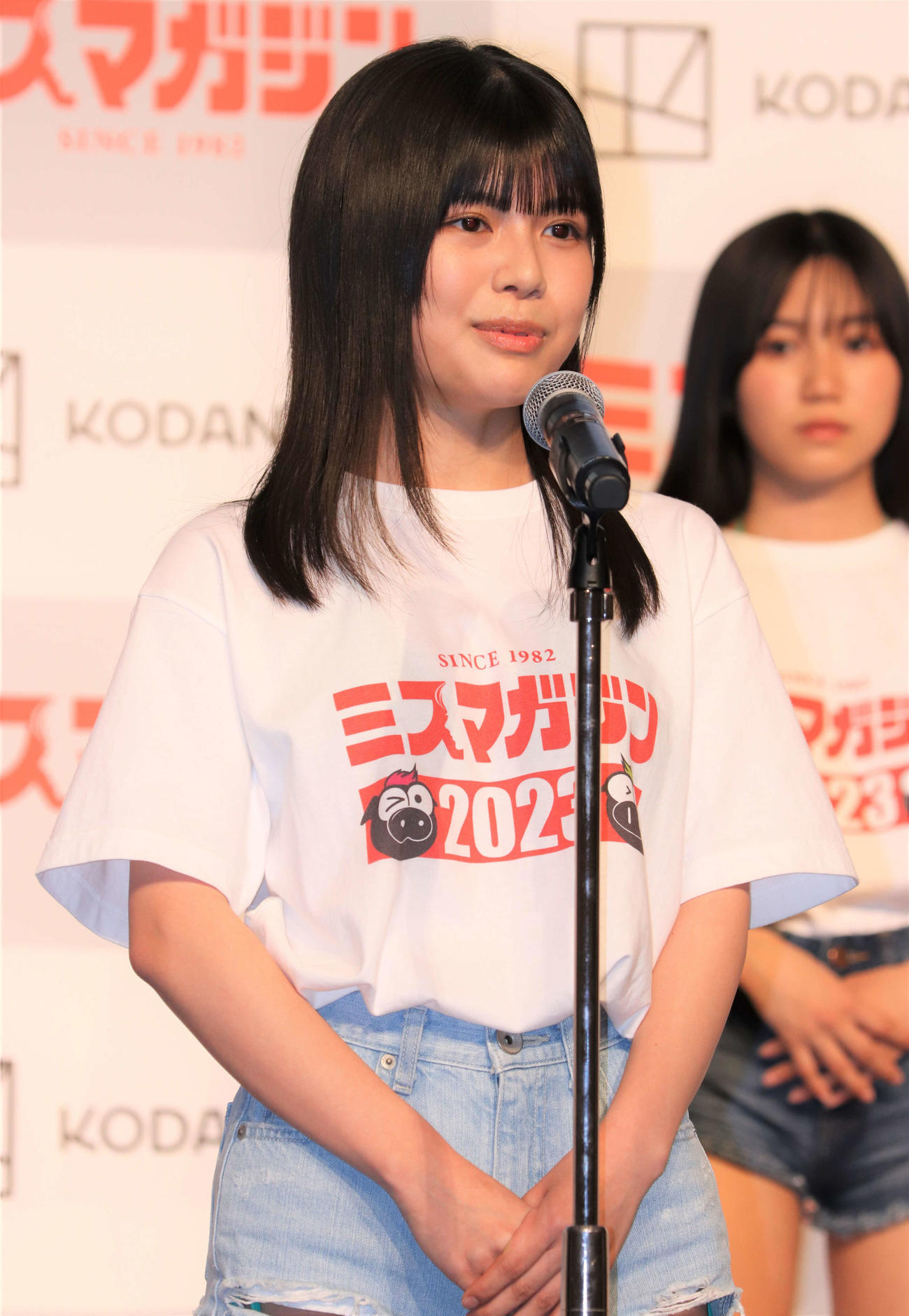 「ミスマガジン2023ベスト16お披露目イベント」に登壇し自己PRする松田美桜（撮影・玉利朱音）