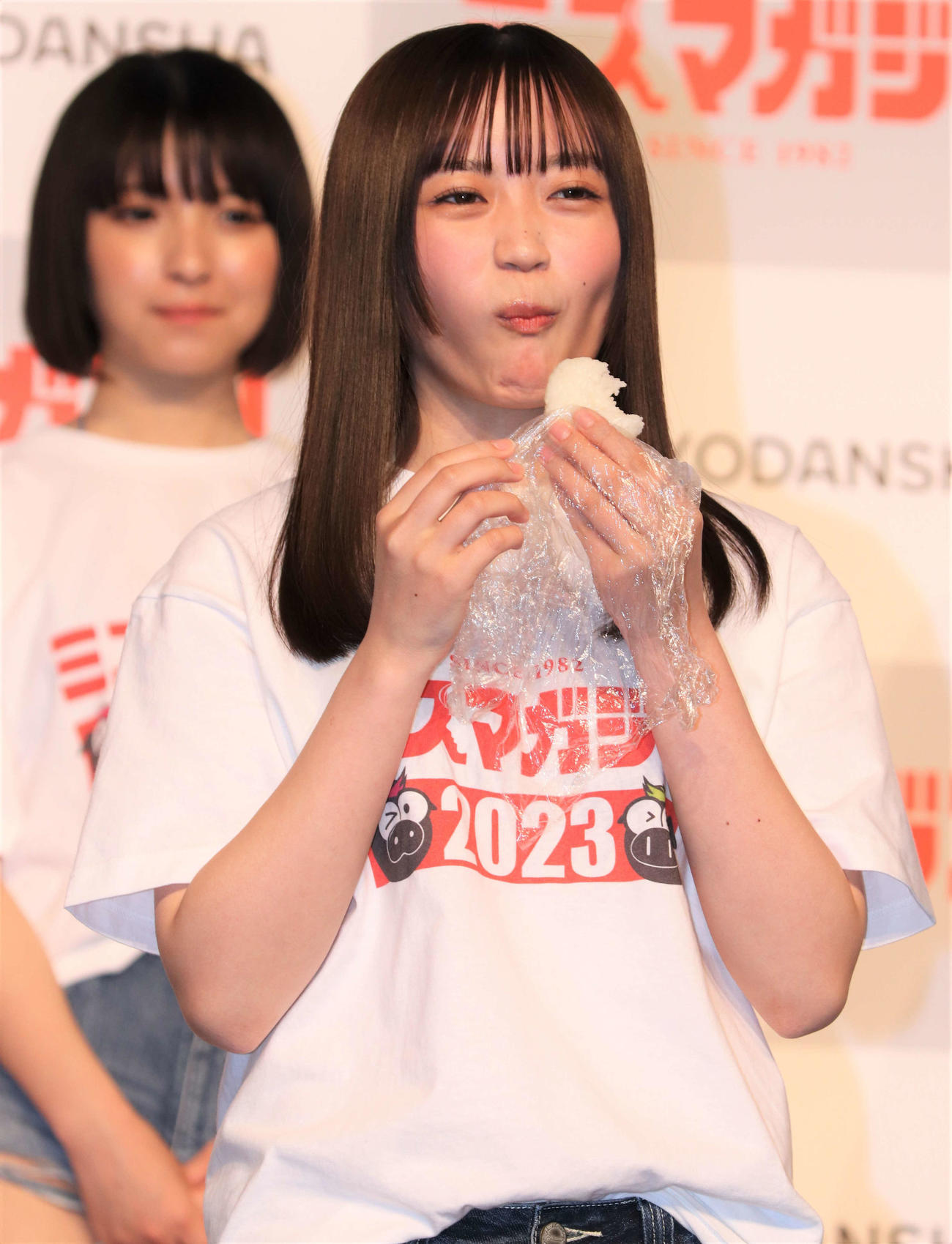 「ミスマガジン2023ベスト16お披露目イベント」で特技披露する上田美夢（撮影・玉利朱音）