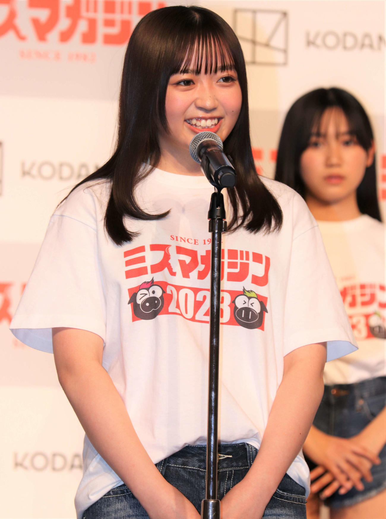 「ミスマガジン2023ベスト16お披露目イベント」に登壇し自己PRする上田美夢（撮影・玉利朱音）
