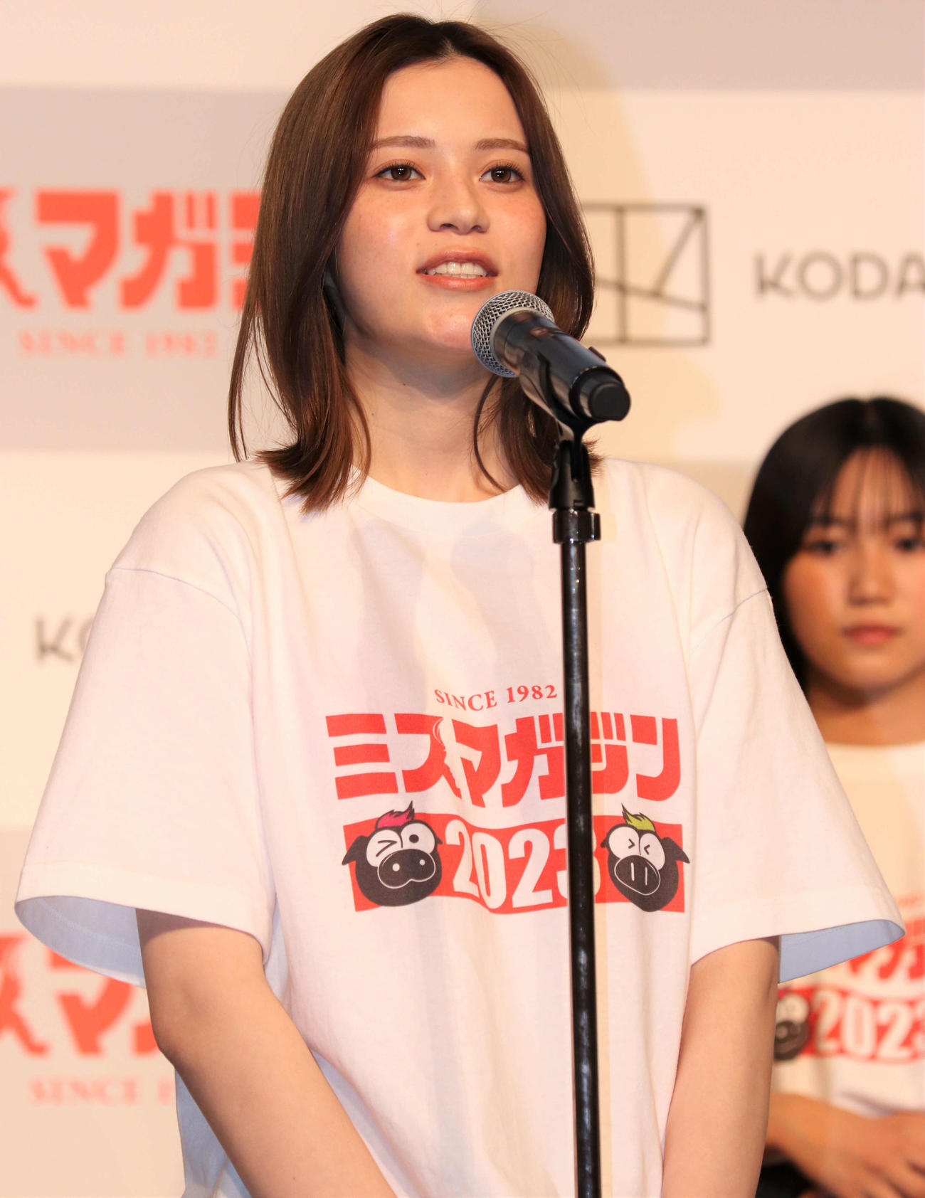 「ミスマガジン2023ベスト16お披露目イベント」に登壇し自己PRする江藤アリア（撮影・玉利朱音）