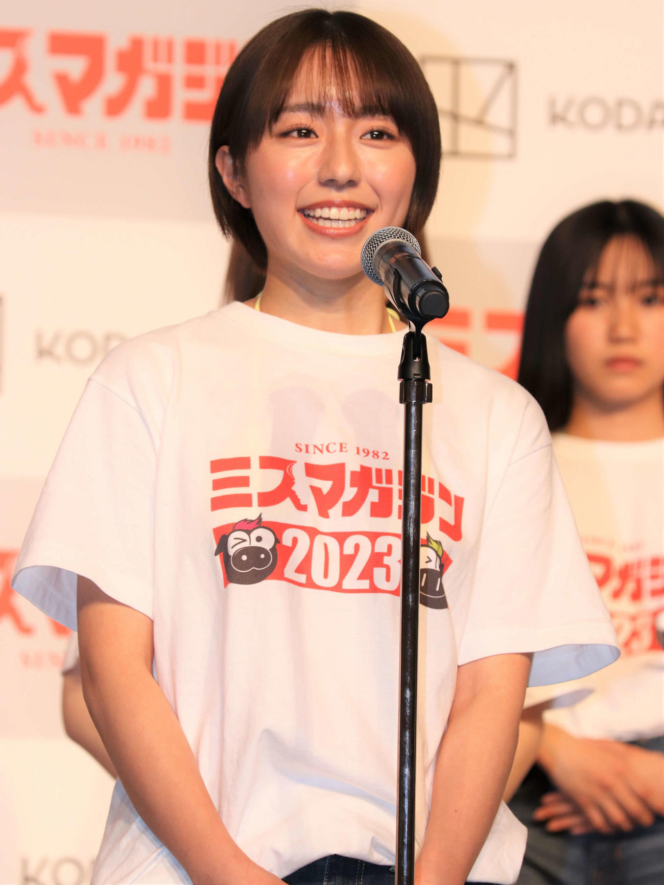 「ミスマガジン2023ベスト16お披露目イベント」に登壇し自己PRする井手美希（撮影・玉利朱音）