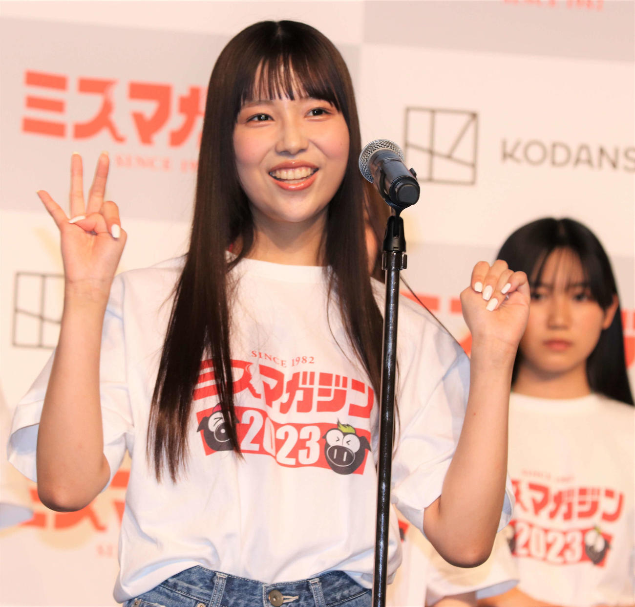 「ミスマガジン2023ベスト16お披露目イベント」で特技を披露する安達玲奈（撮影・玉利朱音）