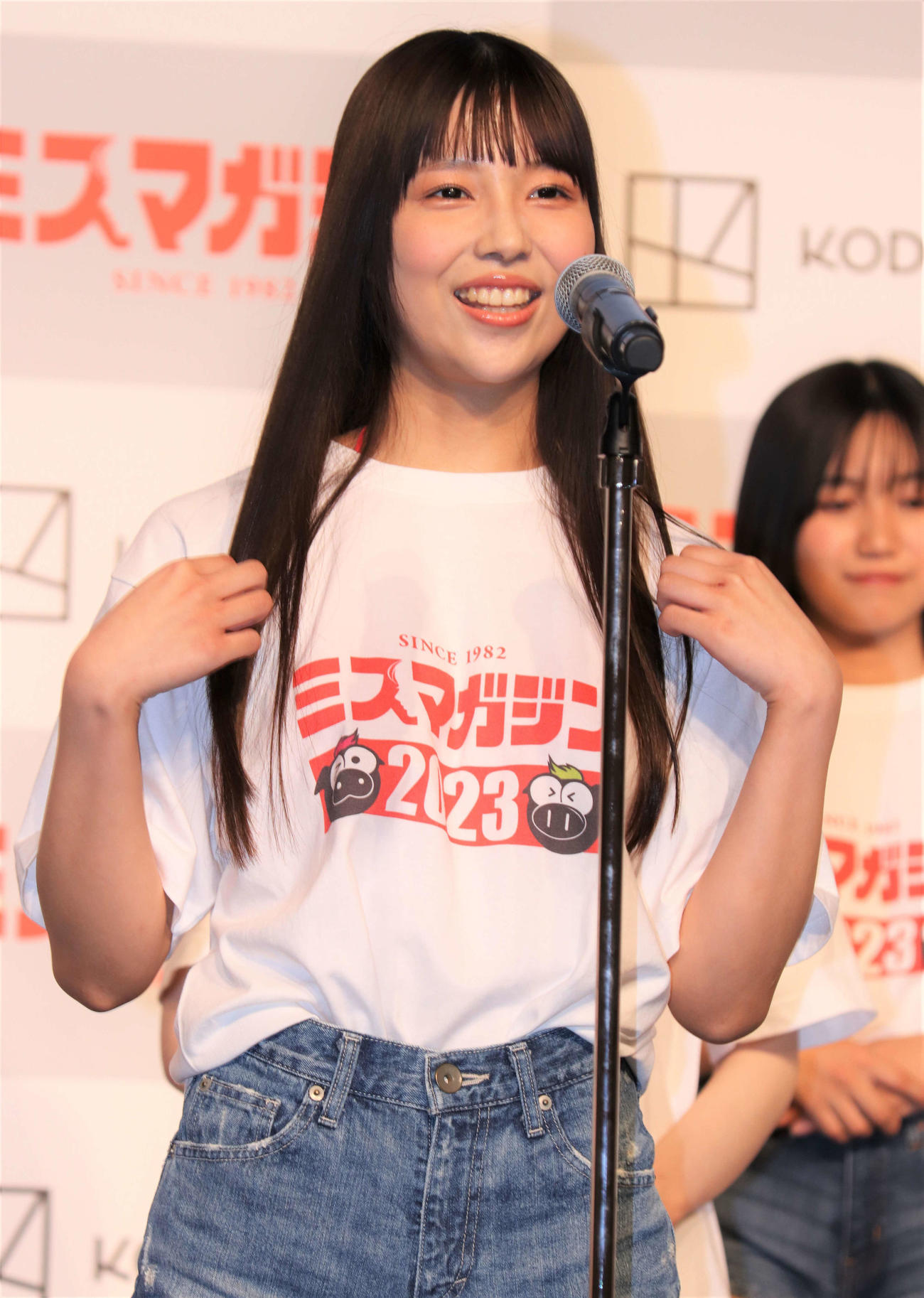 「ミスマガジン2023ベスト16お披露目イベント」に登壇し自己PRする安達玲奈（撮影・玉利朱音）