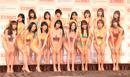 「ミスマガジン2023ベスト16お披露目イベント」のフォトセッションで笑顔のベスト16進出者たち(撮影・玉利朱音)
