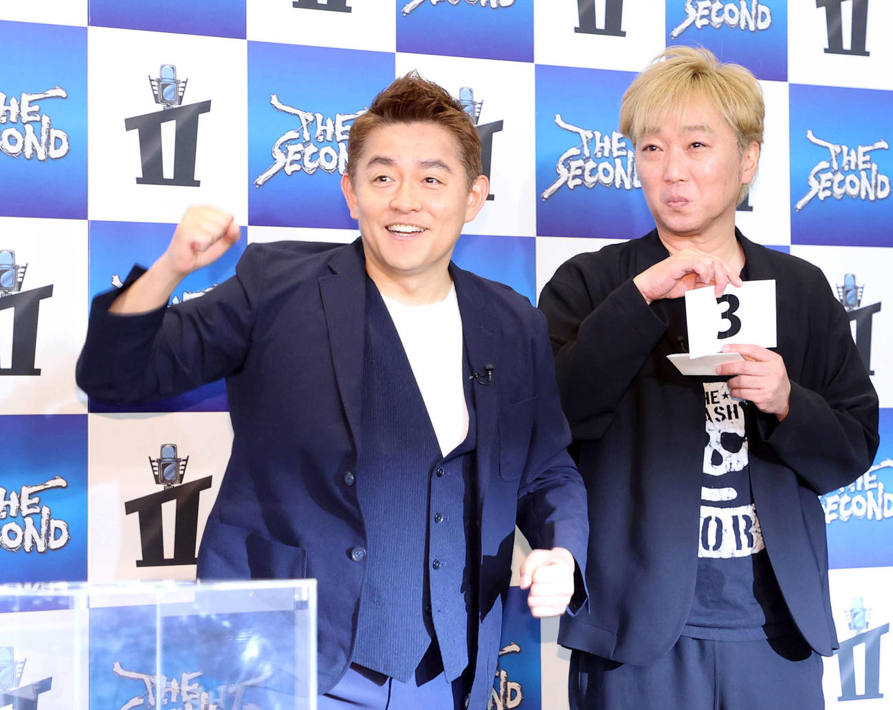 組み合わせ抽選に臨むスピードワゴンの井戸田潤（左）と小沢一敬（撮影・鈴木正人）
