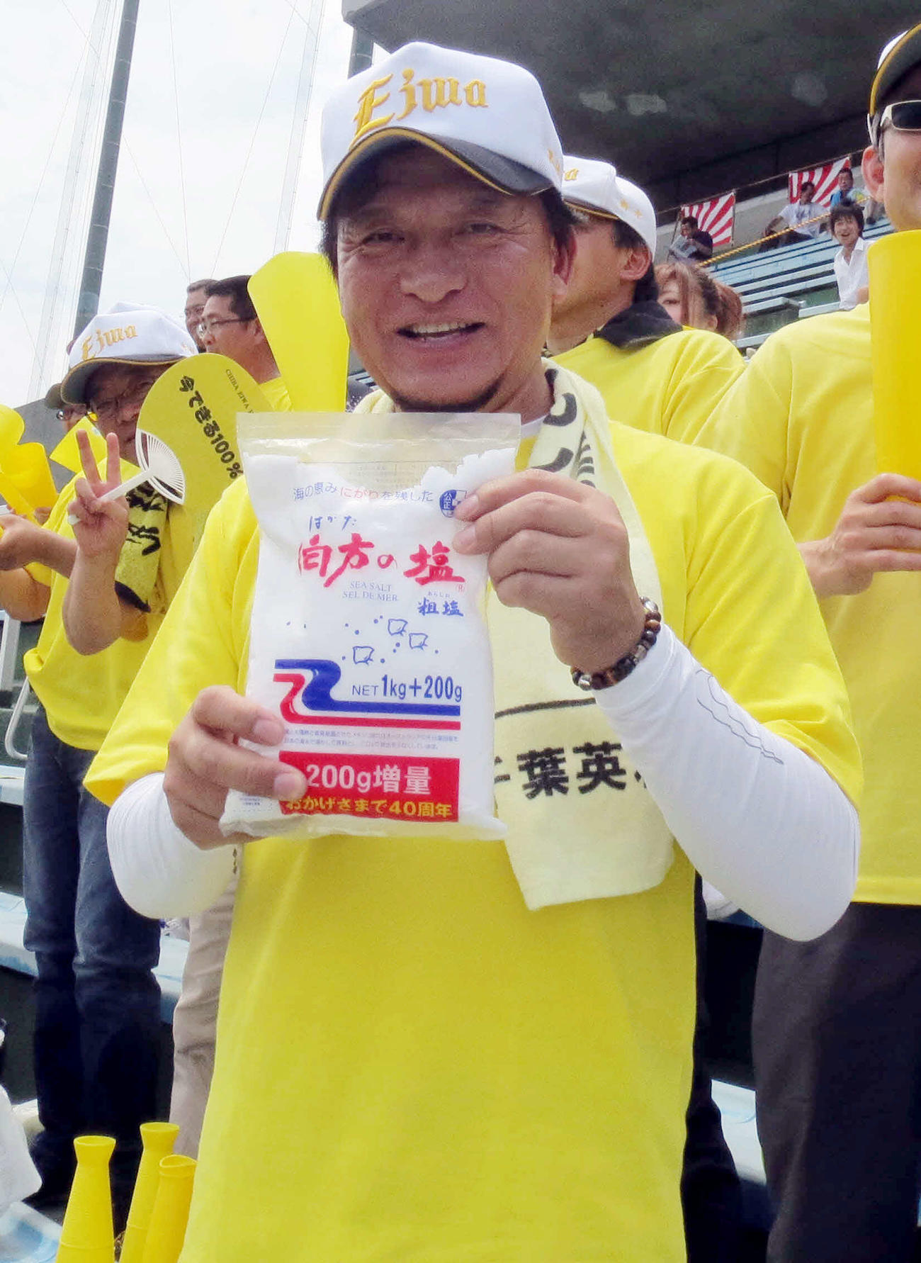 13年7月、新浜レオンの父高城靖雄さんは自身がCMの声を務める「伯方の塩」を手に千葉英和を応援
