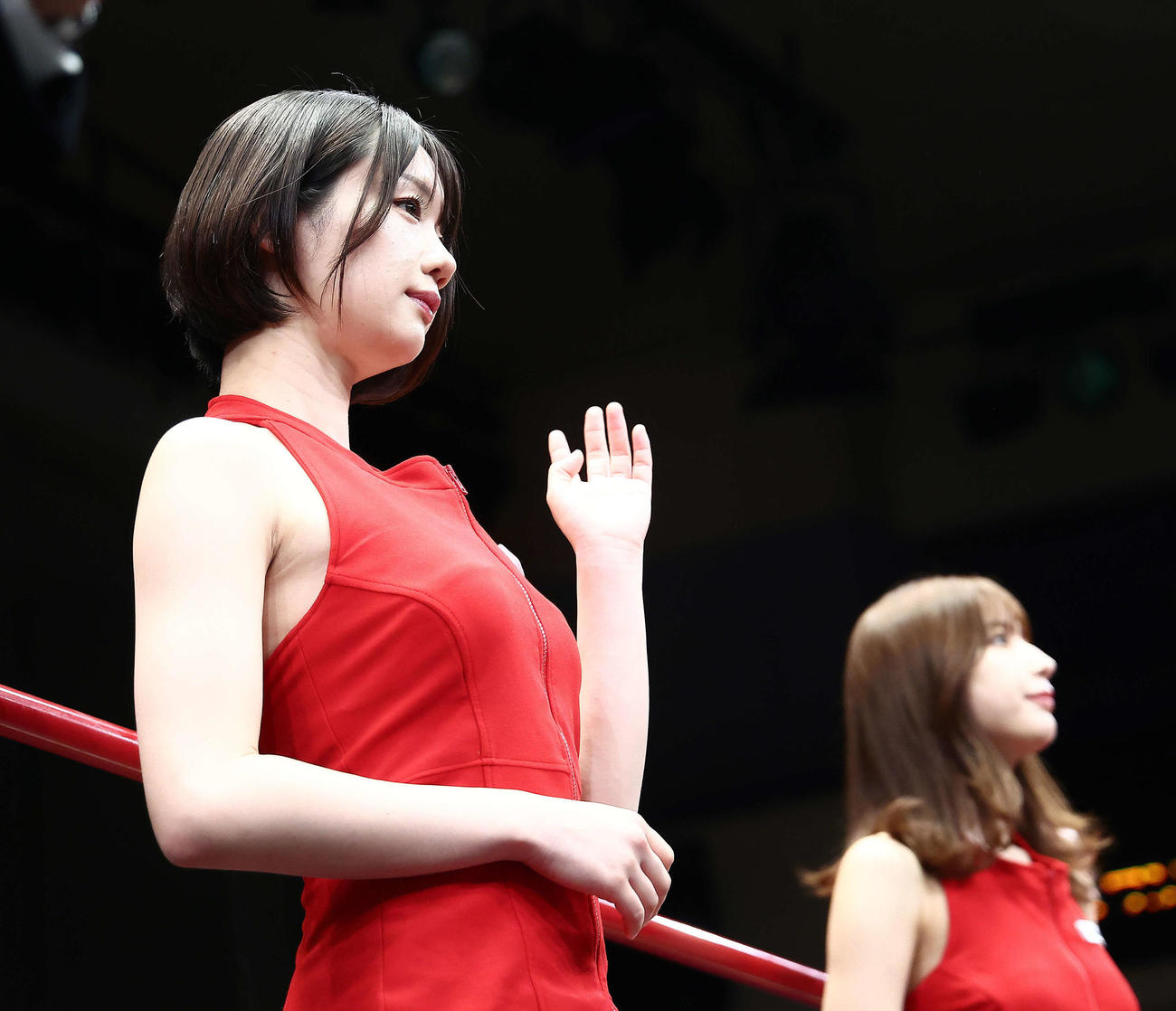 リングを彩る新唯（左）と雪平莉左（撮影・河田真司）