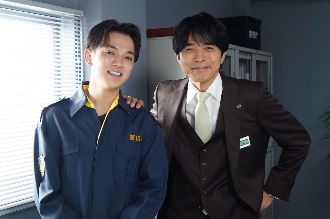 テレビ朝日系ドラマ「特捜9 season6」の第7話にゲスト出演するTravis Japan宮近海斗（左）。右は主演の井ノ原快彦