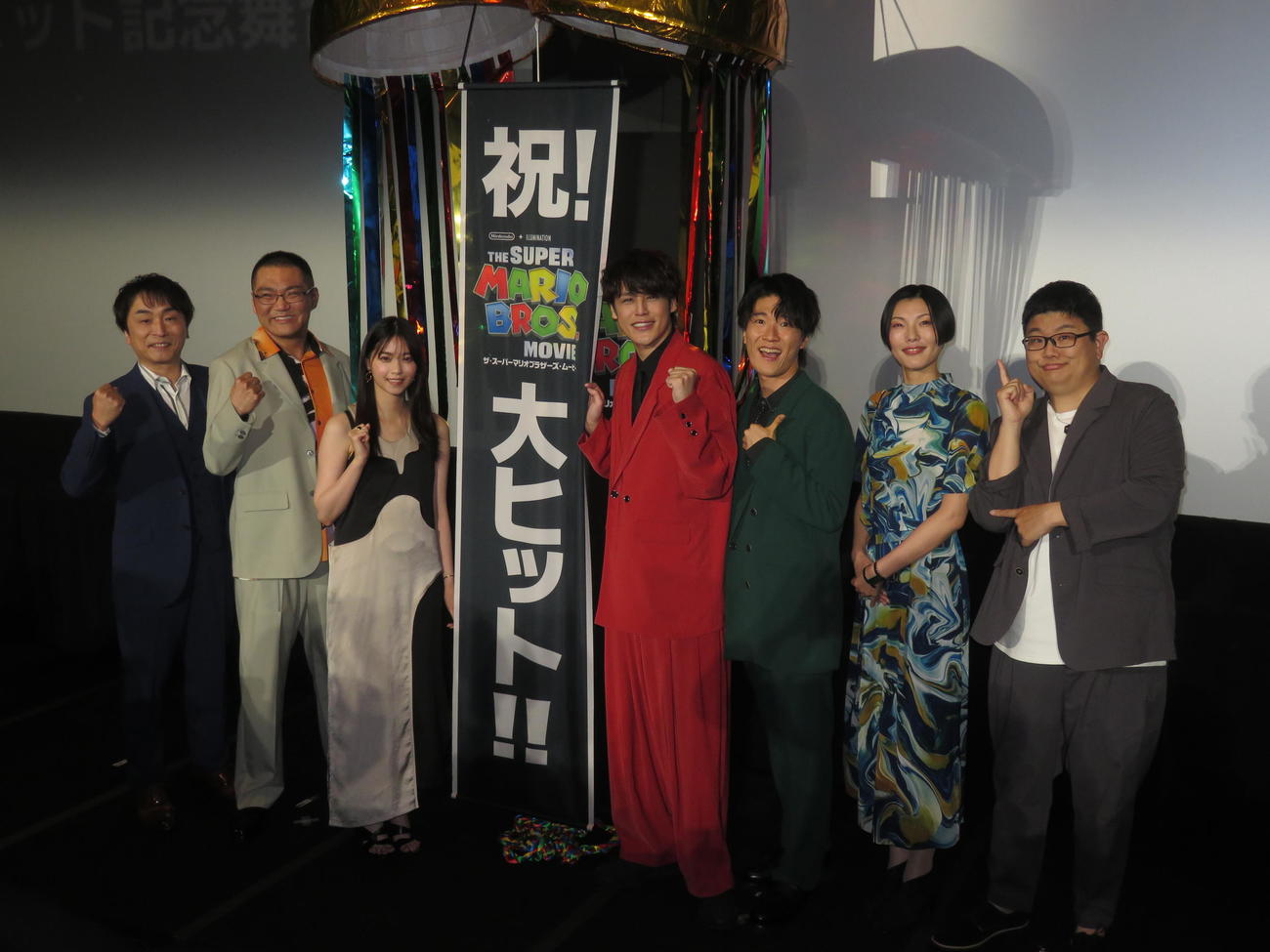 大ヒットを祝うくす玉を割った西野七瀬（左から3人目）ら。左から関智一、三宅健太、1人おいて宮野真守、畠中祐、志田有彩、武田幸史（撮影・横山慧）