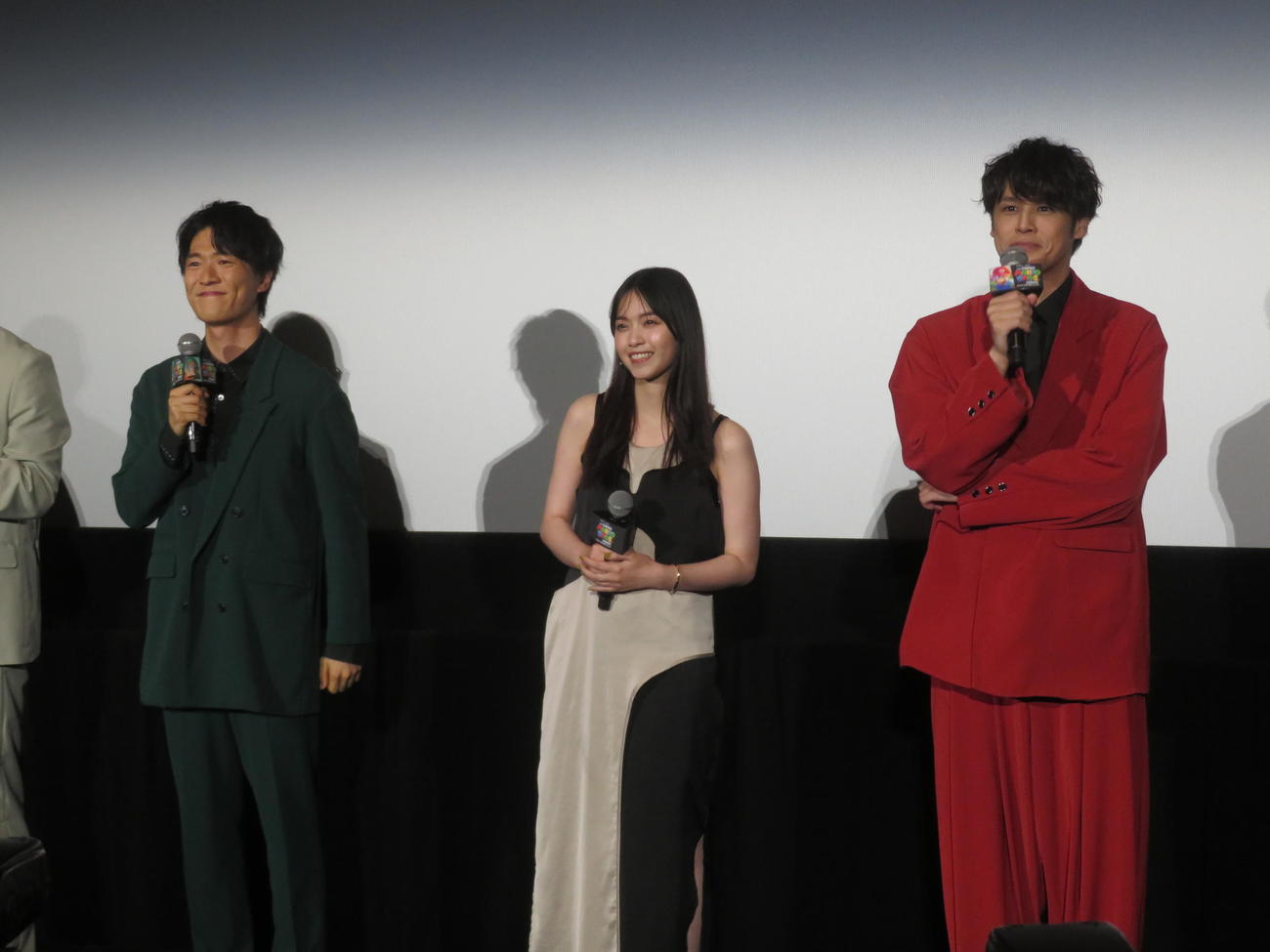 舞台あいさつに出席した西野七瀬（中央）。左は畠中祐、右は宮野真守（撮影・横山慧）