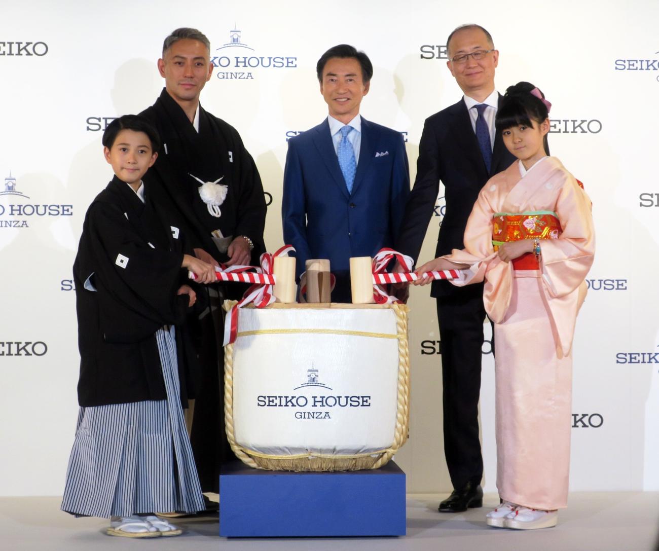 「時と日本文化プロジェクト」発表会で。左から、市川新之助、市川團十郎、セイコーグループ服部真二会長、高橋修司社長、市川ぼたん