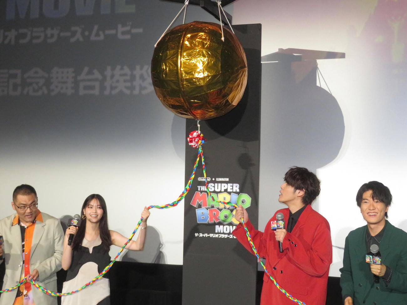 大ヒットを祝うくす玉を割った西野七瀬（左から2人目）ら。左から三宅健太、1人おいて宮野真守、畠中祐（撮影・横山慧）
