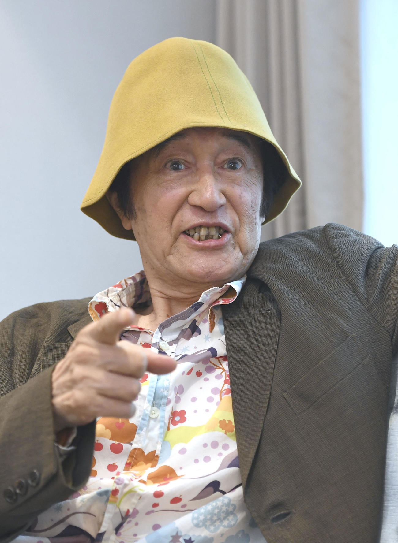 インタビューに答える高見のっぽさん（2016年7月、共同）