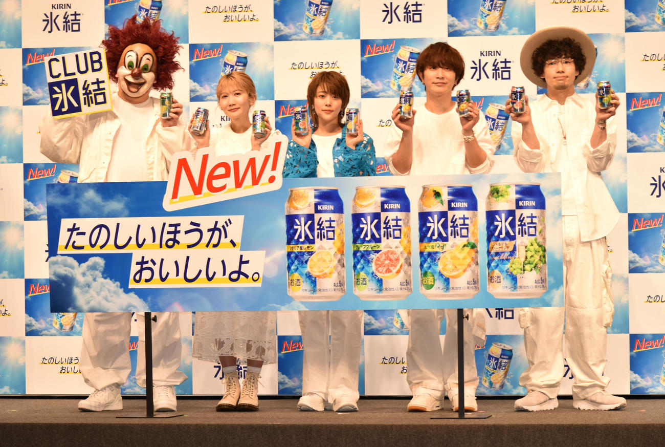 「氷結ブランド戦略発表会」に出席した高畑充希（中央）とSEKAI NO OWARI