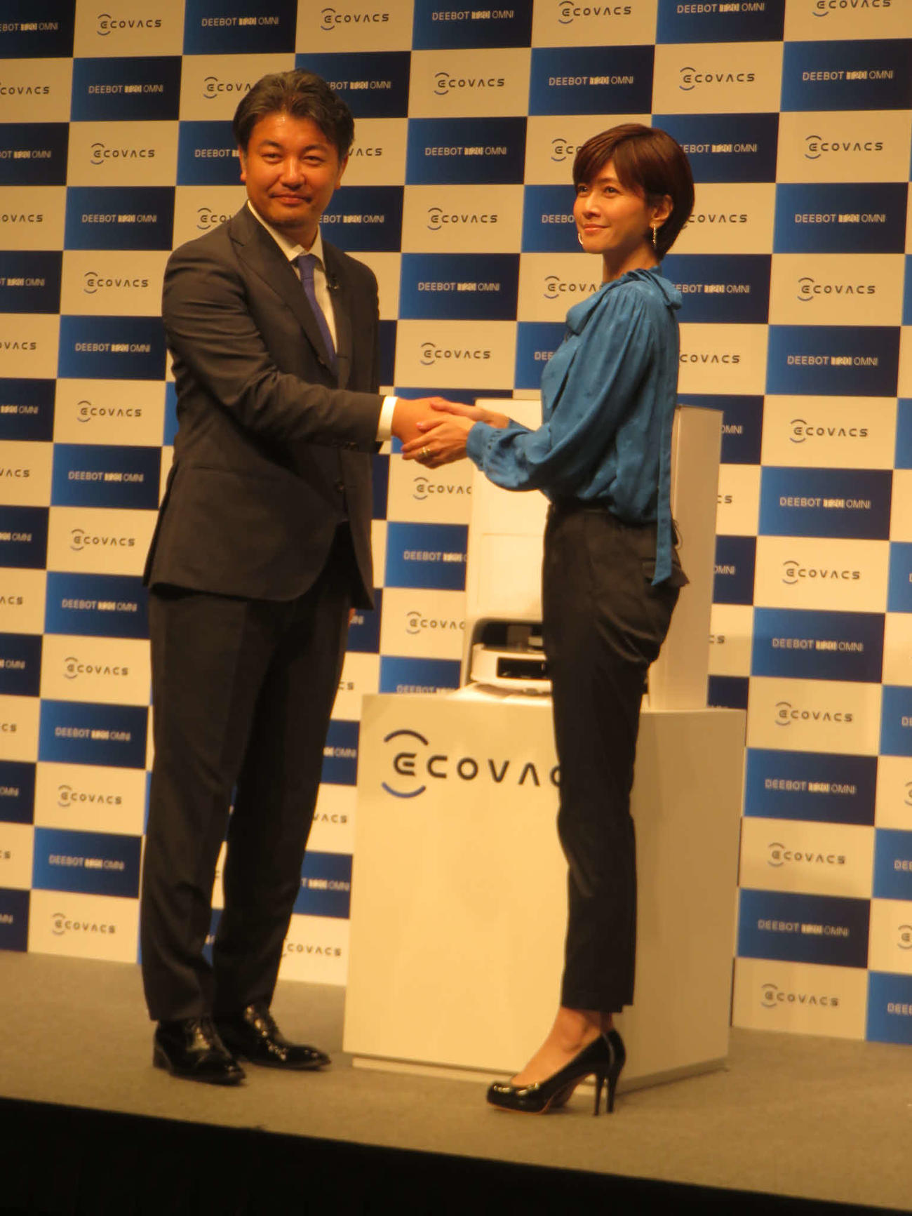 エコバックスジャパンの坂梨文康社長（左）と内田有紀