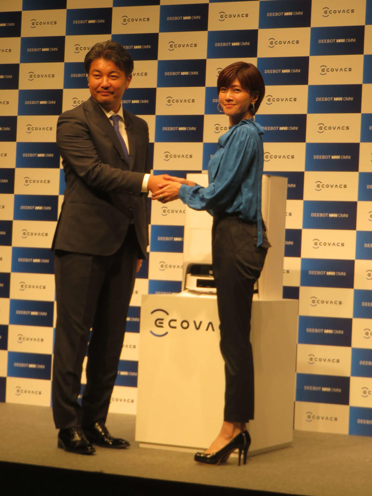 エコバックスジャパンの坂梨文康社長（左）と内田有紀