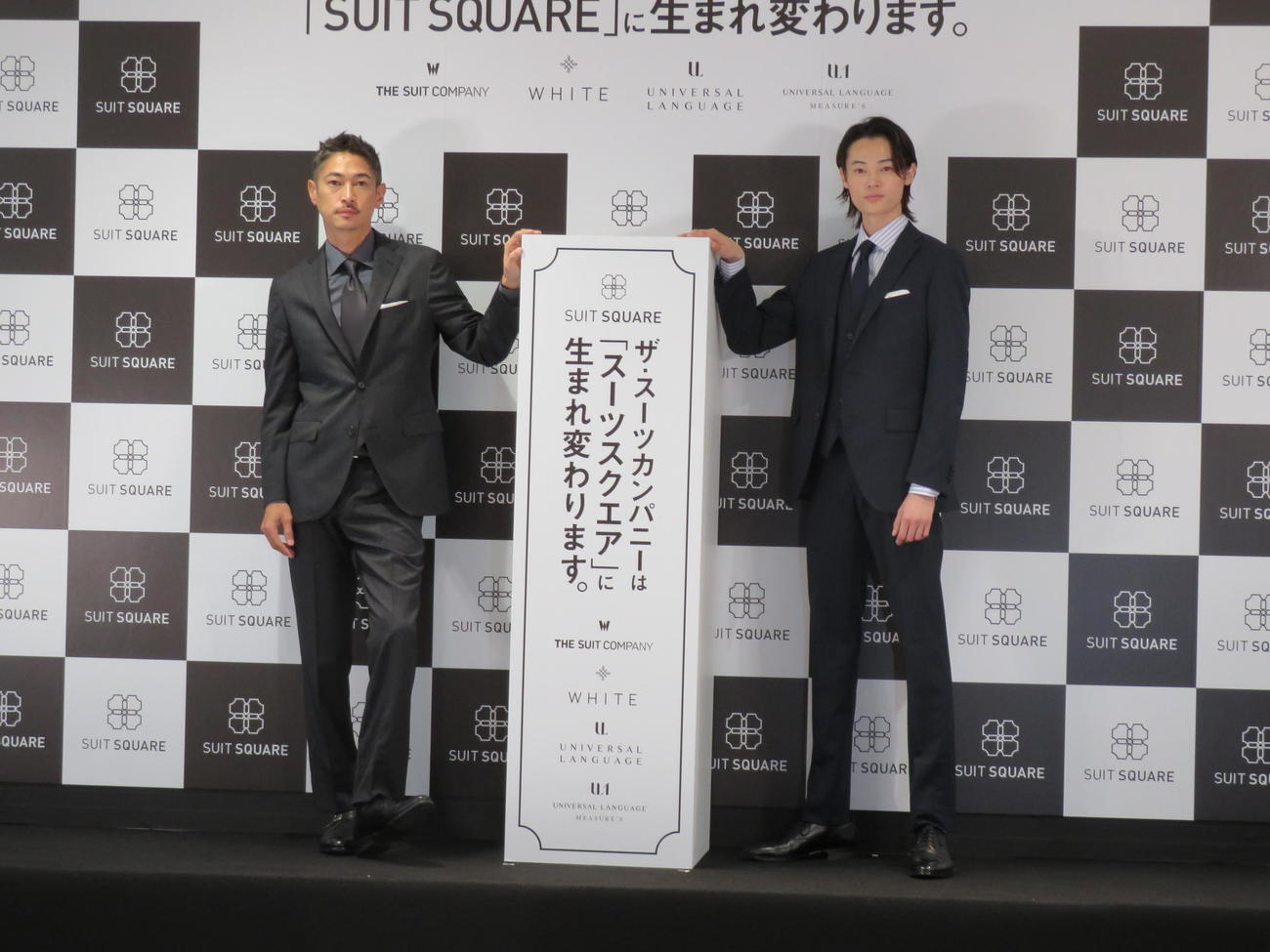 「ザ・スーツカンパニー屋号変更発表会」のアンバサダー就任イベントに出席した窪塚洋介（左）と息子の愛流