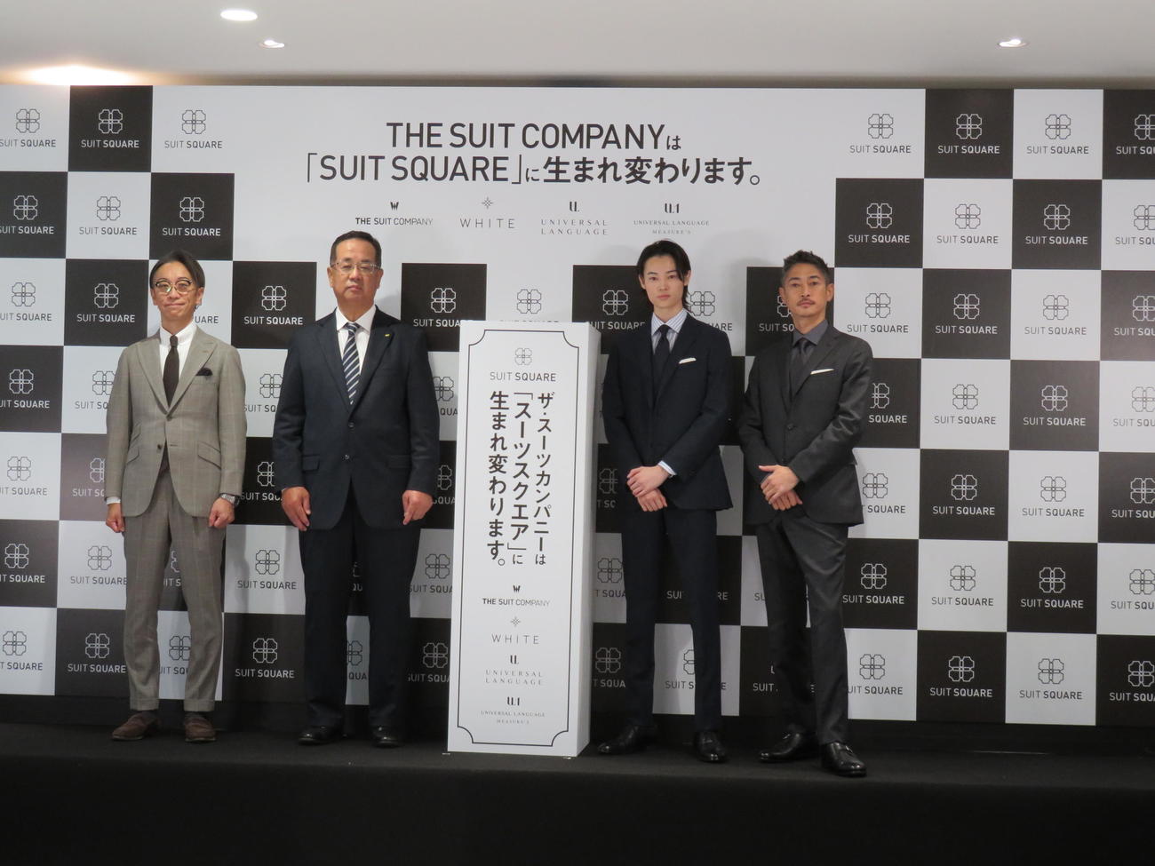 「ザ・スーツカンパニー屋号変更発表会」のアンバサダー就任イベント。左から河野克彦執行役員TSC事業本部長、青山商事青山理社長、窪塚愛流、窪塚洋介
