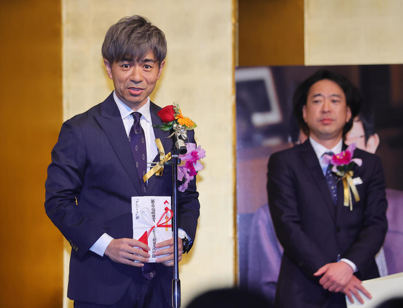 橋田賞を受賞した毎日放送「プレバト！！」の水野雅之氏。後方は上野大介氏（撮影・野上伸悟）