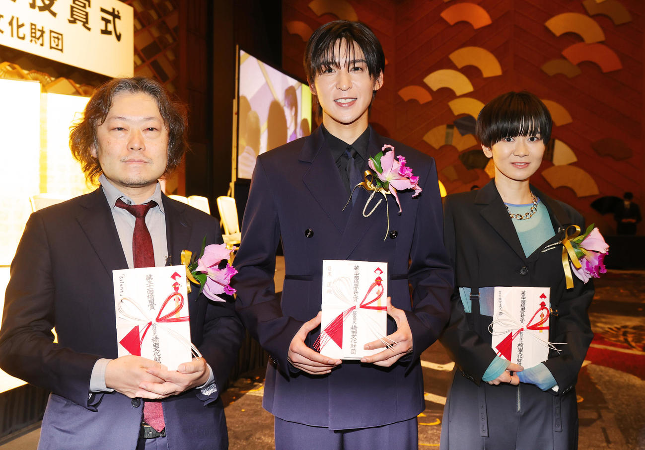 第31回橋田賞で新人賞を受賞した目黒蓮は、橋田賞のフジテレビ「Silent」村瀬健氏（左）、新人賞の脚本家、生方美久氏と記念撮影（撮影・野上伸悟）