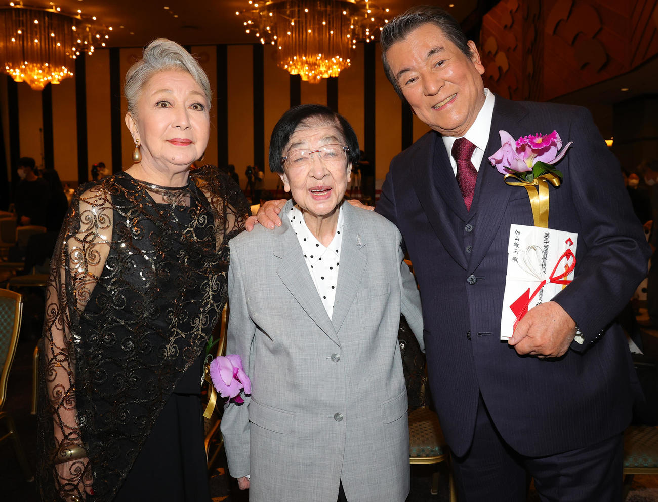 橋田賞特別賞を受賞した草笛光子（左）と加山雄三（右）は、石井ふく子氏と喜びあう（撮影・野上伸悟）