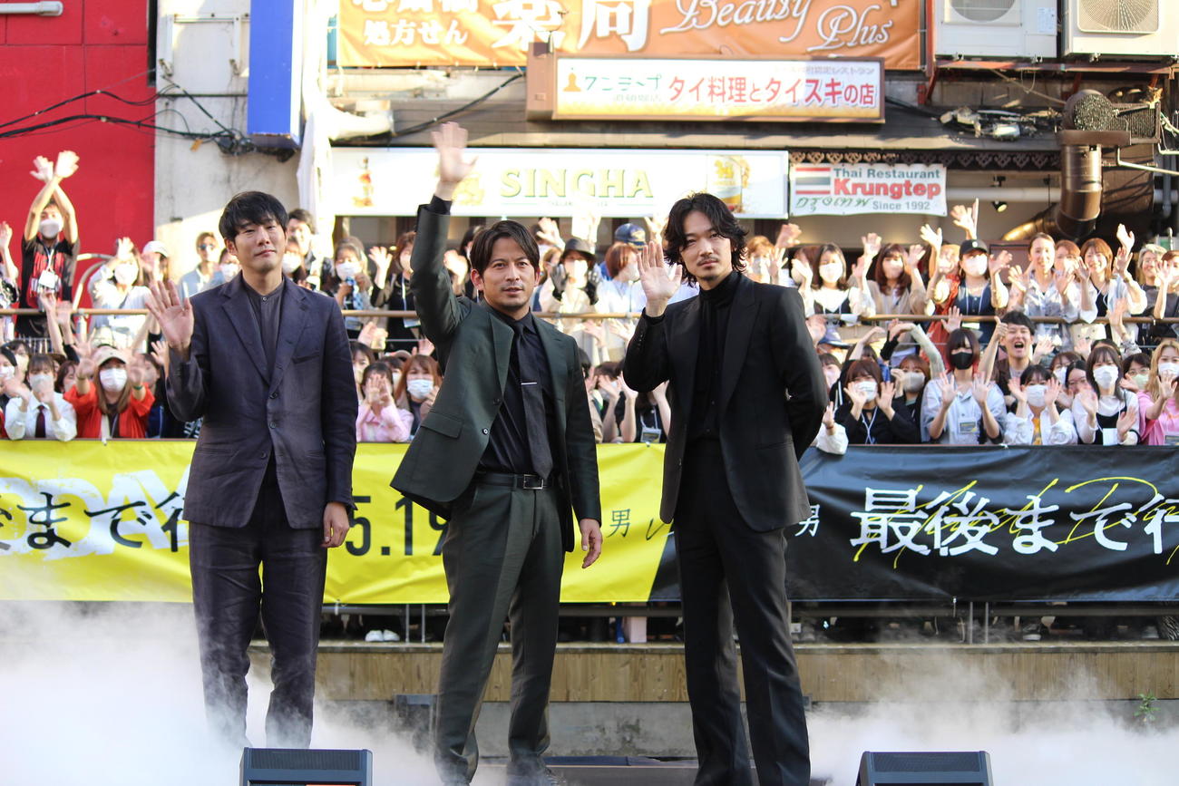 道頓堀川で映画「最後まで行く」のPRイベントを行った藤井道人監督（左）岡田准一（中央）綾野剛