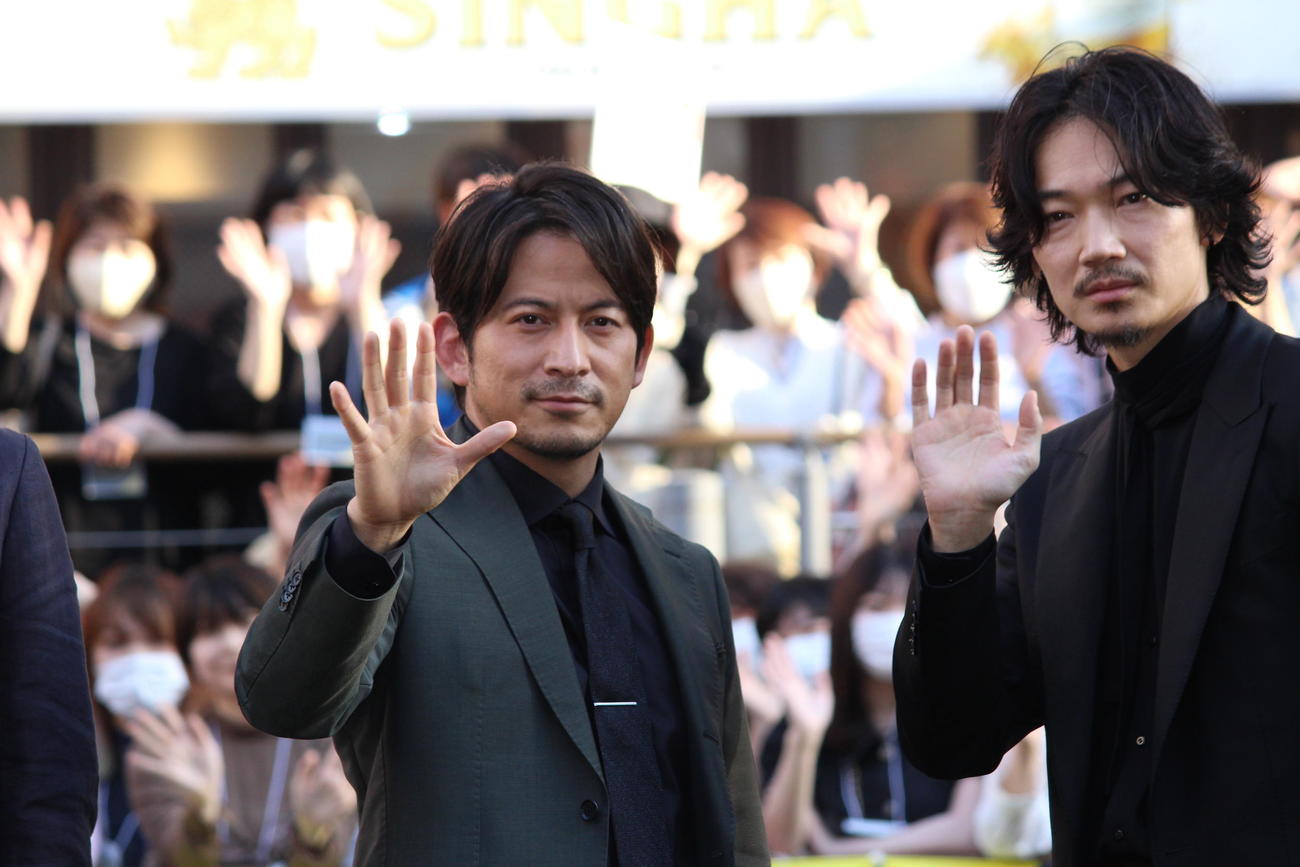 道頓堀川で映画「最後まで行く」のPRイベントを行った岡田准一（左）と綾野剛