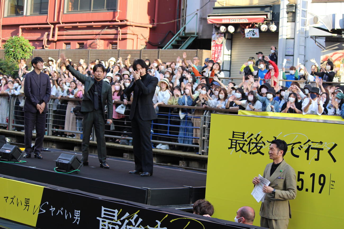道頓堀川で映画「最後まで行く」のPRイベントを行った（左から）藤井道人監督、岡田准一、綾野剛