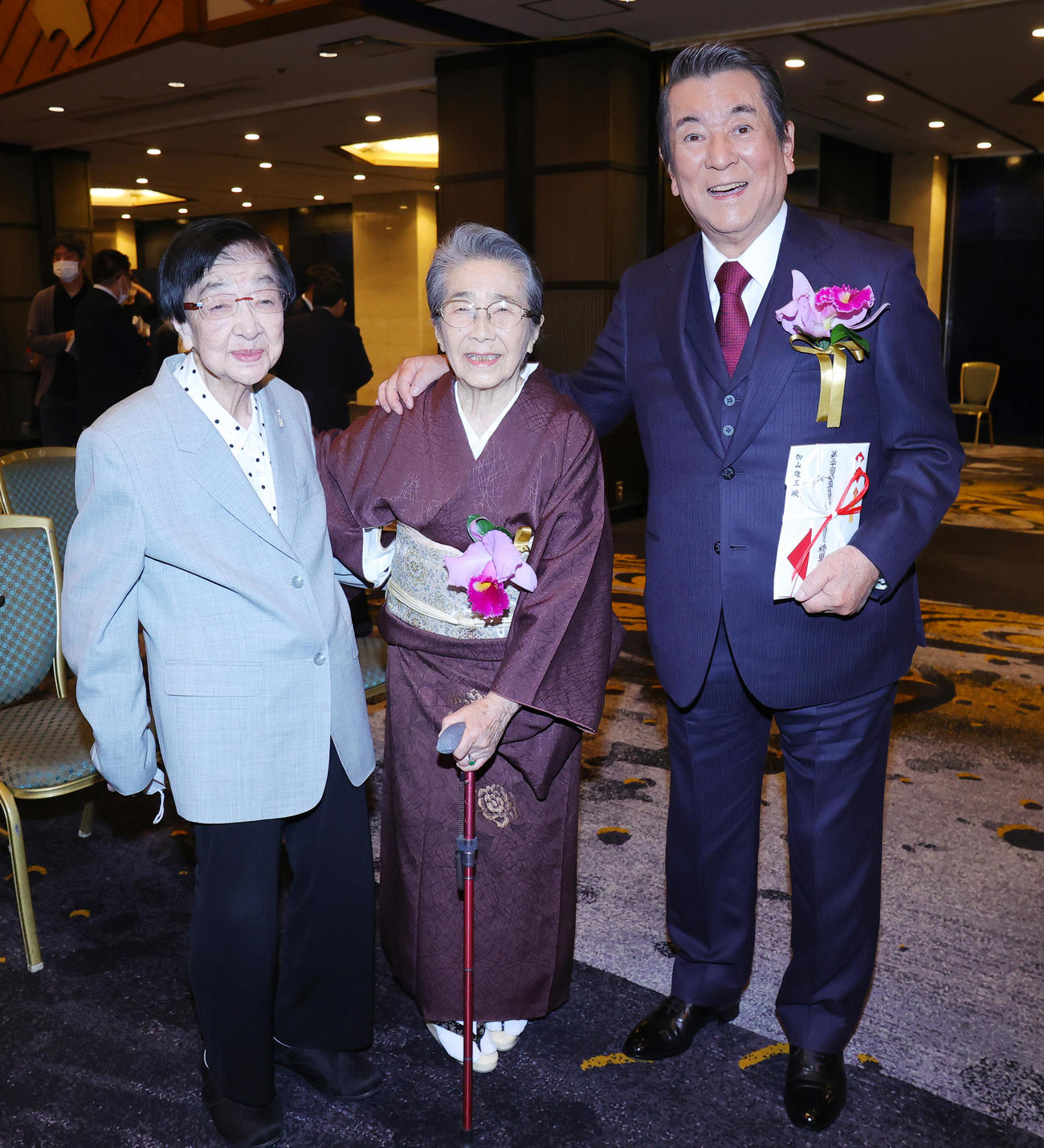 橋田賞特別賞を受賞した加山雄三（右）斗いまむらいづみ（中央）は、石井ふく子氏と喜びあう（撮影・野上伸悟）
