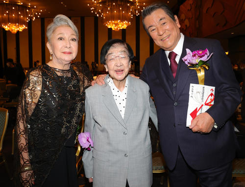 橋田賞特別賞を受賞した草笛光子(左)と加山雄三(右)は、石井ふく子氏と喜びあう(撮影・野上伸悟)