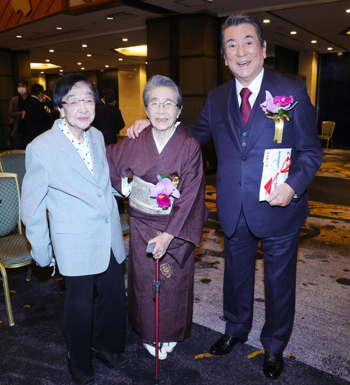 橋田賞特別賞を受賞した加山雄三(右)斗いまむらいづみ(中央)は、石井ふく子氏と喜びあう(撮影・野上伸悟)