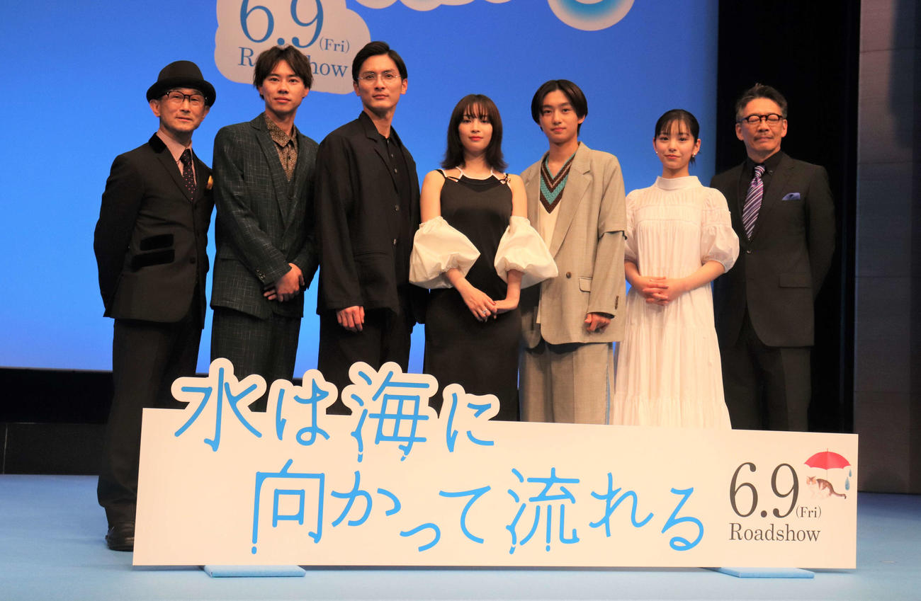 「水は海に向かって流れる」完成披露試写会のフォトセッションで写真に納まる出演者たち。左から前田哲監督、戸塚純貴、高良健吾、広瀬すず、大西利空、當真あみ、生瀬勝久（撮影・佐瀬百合子）
