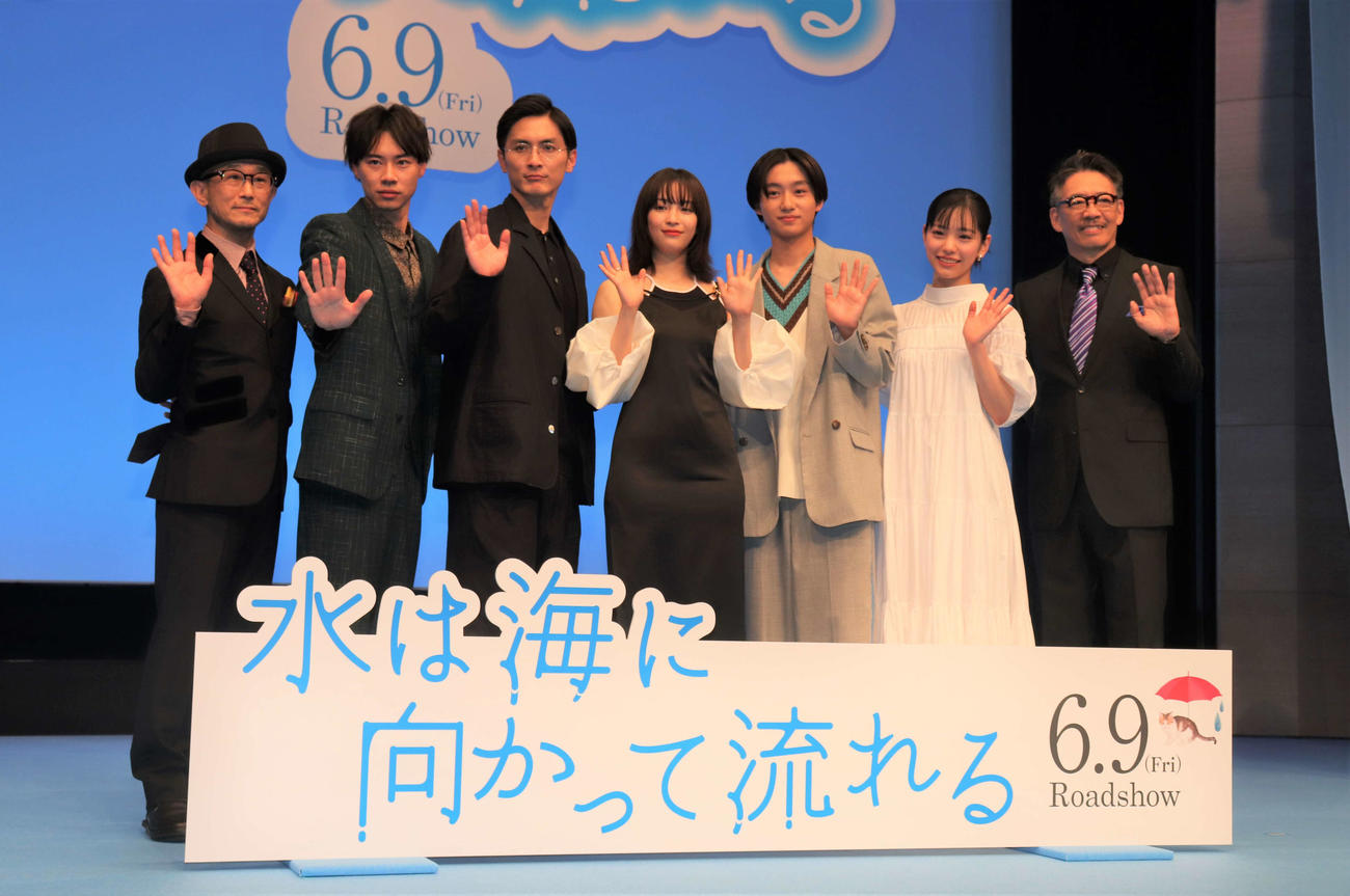 「水は海に向かって流れる」完成披露試写会のフォトセッションでで手をふる出演者たち。左から前田哲監督、戸塚純貴、高良健吾、広瀬すず、大西利空、當真あみ、生瀬勝久（撮影・佐瀬百合子）
