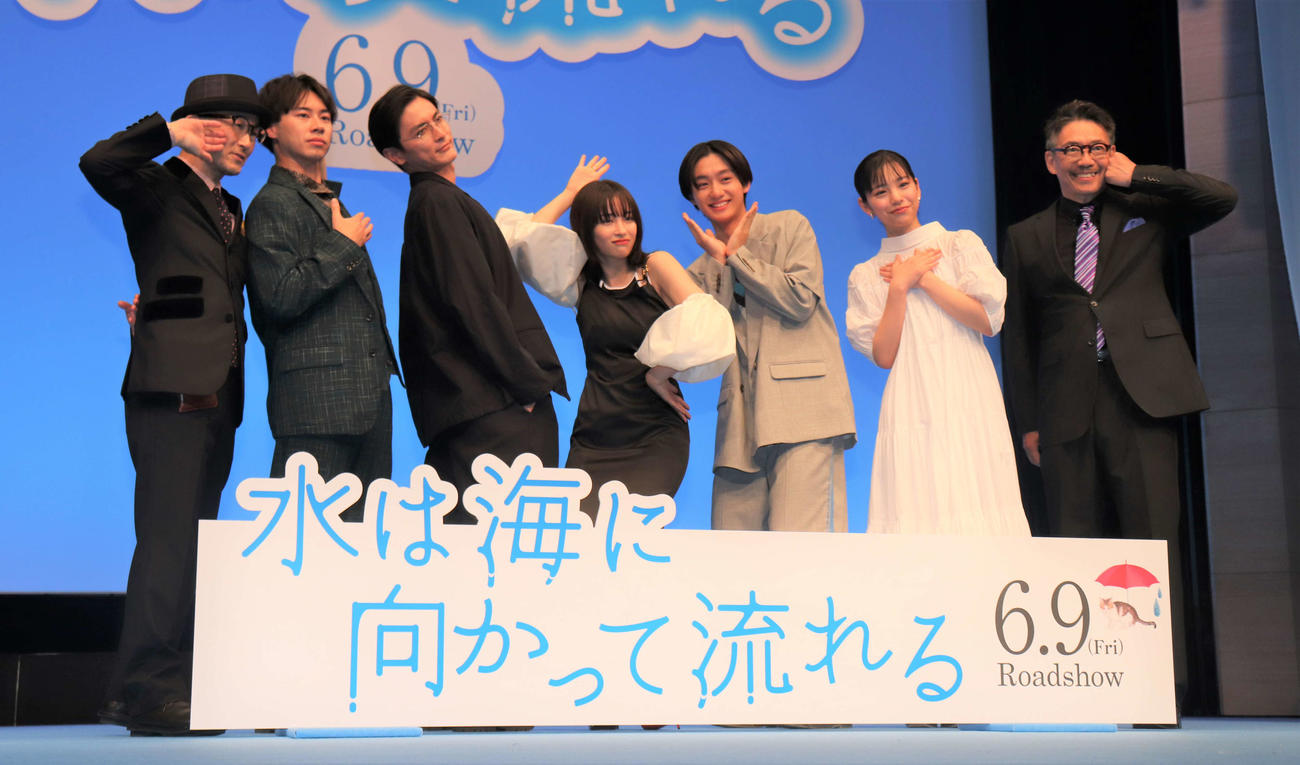 「水は海に向かって流れる」完成披露試写会のフォトセッションでポーズをとる出演者たち。左から前田哲監督、戸塚純貴、高良健吾、広瀬すず、大西利空、當真あみ、生瀬勝久（撮影・佐瀬百合子）