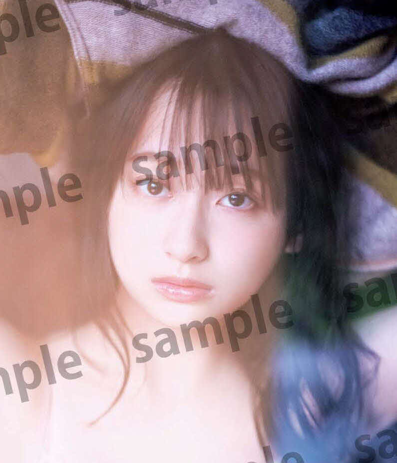 初写真集「知らないことだらけ」に封入される日向坂46影山優佳のクイズ（ポスト）カード写真の1種類（新津保建秀氏撮影・扶桑社刊）
