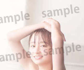 初写真集「知らないことだらけ」に封入される日向坂46影山優佳のクイズ（ポスト）カード写真の1種類（新津保建秀氏撮影・扶桑社刊）