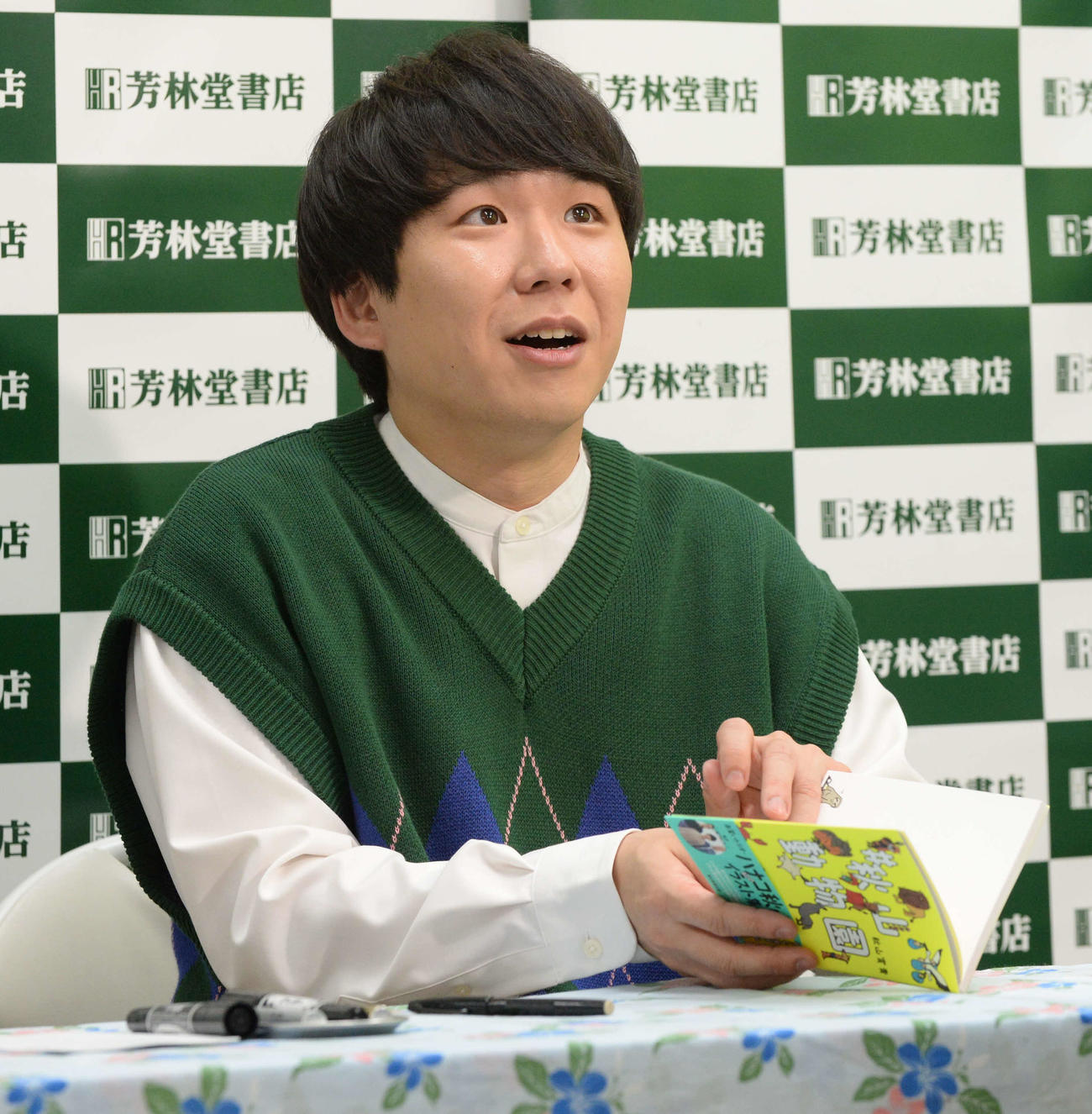 「＃秋山動物園」発表イベントに出席しサインするハナコ秋山寛貴（2023年4月撮影）