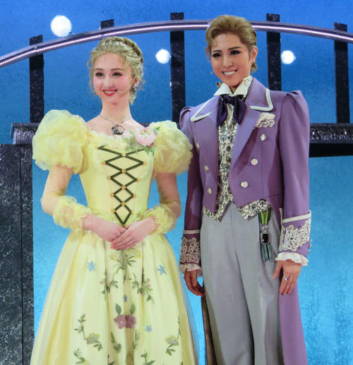 宝塚歌劇の雪組新人公演で初主演を務めた紀城ゆりや(右)と、相手役ヒロインの音彩唯(撮影・村上久美子)