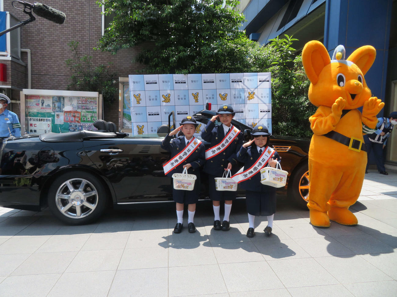 赤羽警察一日署長に就任した、左から志水心音、浅田芭路、永尾柚乃（撮影・村上幸将）
