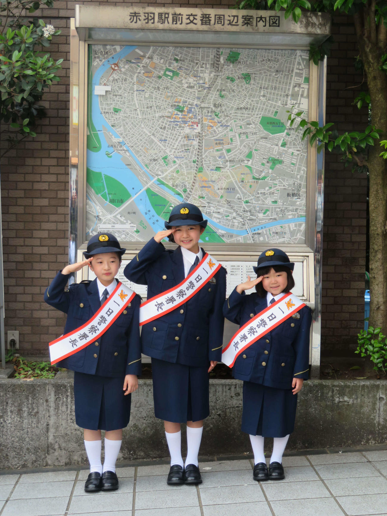 赤羽警察一日署長に就任した、左から志水心音、浅田芭路、永尾柚乃（撮影・村上幸将）